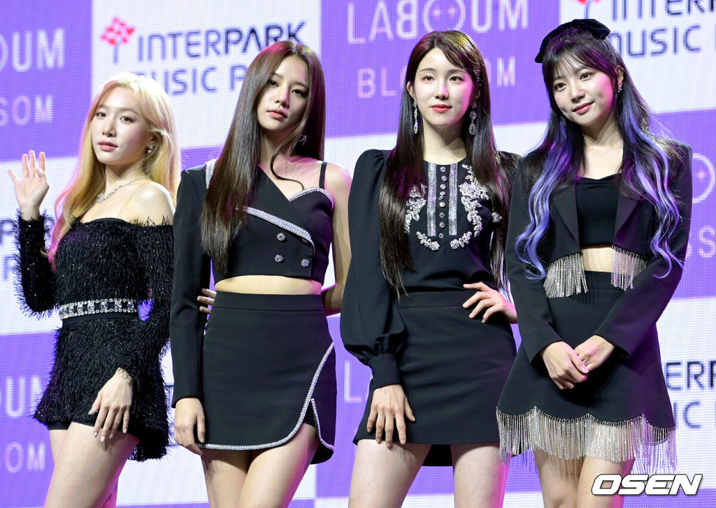 3일 오후 서울 용산구 블루스퀘어에서 라붐(LABOUM)의 미니 앨범 3집 '블라썸(BLOSSOM)' 발매 기념 쇼케이스가 열렸다.이번 신보는 타이틀곡 '키스 키스(Kiss Kiss)'를 비롯한 '얼마나 좋을까', '똑같잖아', '러브 온 유(Love On You)'까지 총 4곡이 수록됐다. 특히 소연과 솔빈이 작사 및 작곡에 참여해 설레면서도 서정적인 무드를 담아냈다.라붐이 포즈를 취하고 있다. 2021.11.03 /cej@osen.co.kr