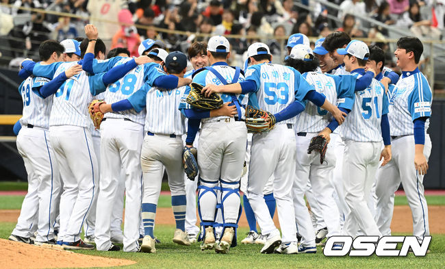 26일 오후 서울 고척스카이돔에서 2023 희망더하기 자선야구대회가 열렸다.이날 경기는 양신팀이 종범신팀을 상대로 13-9로 승리했다.승리가 확정된 순간 양신팀 안권수, 조수행이 기쁨을 나누고 있다. 2023.11.26 / ksl0919@osen.co.kr