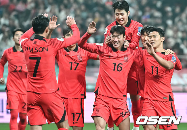 위르겐 클린스만 감독이 이끄는 대한민국 축구 대표팀과 싱가포르의 2026 북중미 월드컵 아시아 2차 예선 C조 1차전이 16일 서울 마포구 서울월드컵경기장에서 열렸다.후반 황의조가 페널티킥을 성공시킨뒤 동료들과 기뻐하고 있다.   2023.11.16 / soul1014@osen.co.kr