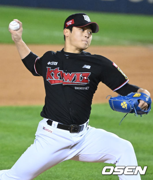 7일 오후 서울 잠실야구장에서 2023 KBO 프로야구 포스트시즌 한국시리즈 1차전 LG 트윈스와 KT 위즈의 경기가 열렸다.9회말 KT 박영현이 마운드에 올라 힘차게 공을 뿌리고 있다. 2023.11.07 /ksl0919@osen.co.kr