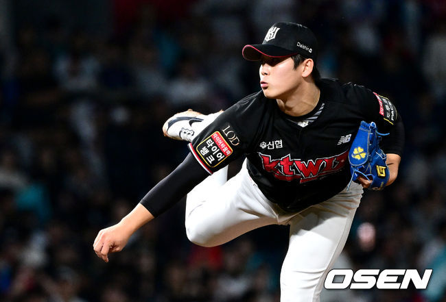 2일 오후 창원 NC파크에서 ‘2023 신한은행 SOL KBO 포스트시즌 플레이오프’ 3차전 NC 다이노스와 KT 위즈의 경기가 열렸다.8회말 마운드에 오른 KT 투수 박영현이 힘차게 공을 뿌리고 있다. 2023.11.02 / dreamer@osen.co.kr