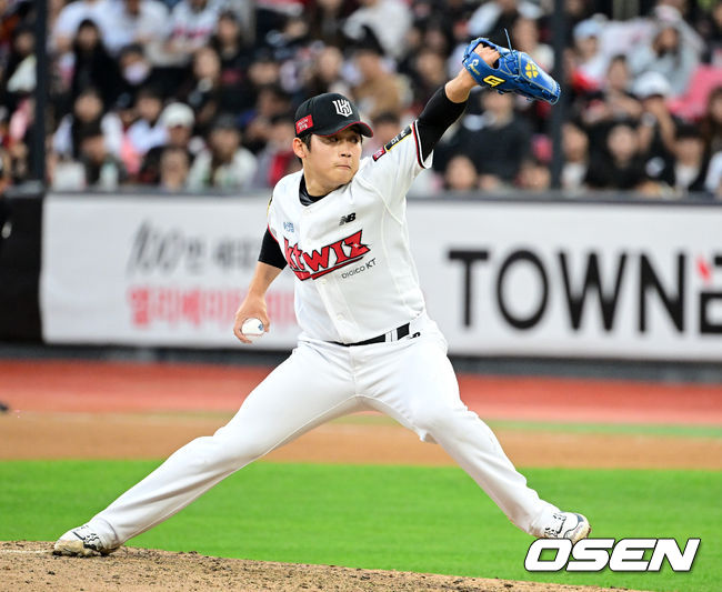 5일 오후 수원 KT위즈파크에서 ‘2023 신한은행 SOL KBO 포스트시즌 플레이오프’ 5차전 KT 위즈와 NC 다이노스의 경기가 열렸다.8회초 KT 박영현이 역투하고 있다. 2023.11.05 /jpnews@osen.co.kr