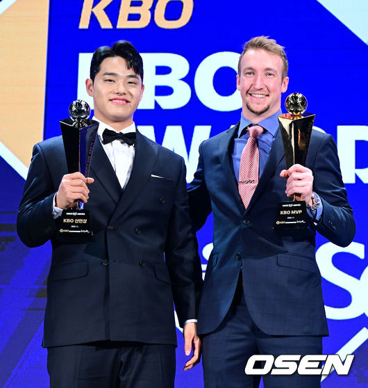 신인상 한화 문동주, MVP NC 페디가 트로피를 들고 포즈를 취하고 있다. 2023.11.27 / jpnews.osen.co.kr