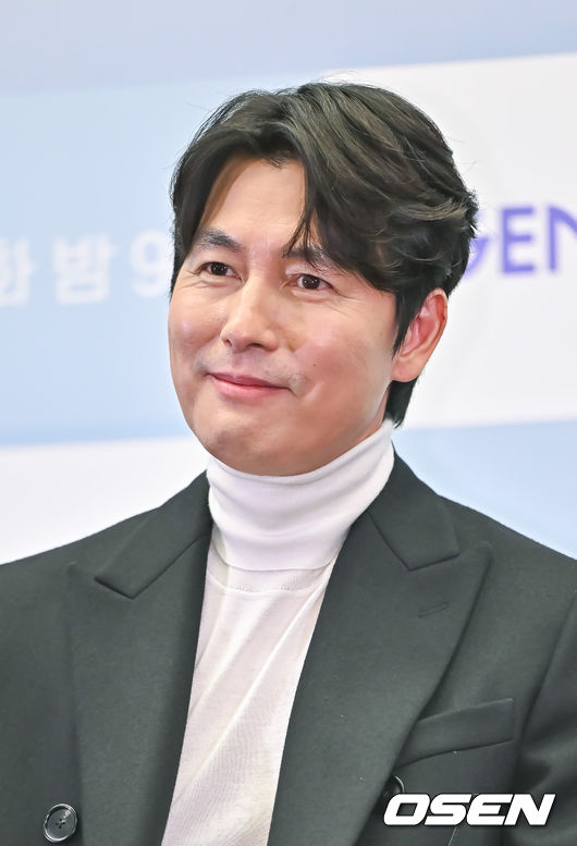 배우 정우성이 미소 짓고 있다.  2023.11.21 / soul1014@osen.co.kr