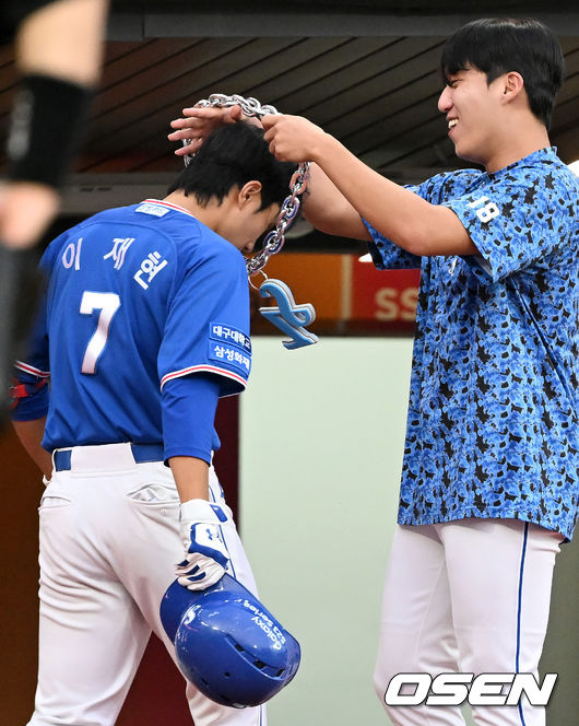 4회초 1사 삼성 이재현이 우월 솔로홈런을 날린 후 덕아웃에서 홈런 목걸이를 걸고 있다. 2023.05.31 /rumi@osen.co.kr