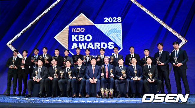 KBO 허구연 총재가 수상자들과 포토타임을 하고 있다. 2023.11.27 / 