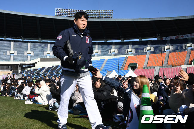 두산 양의지가 팬들과 하이파이브를 하며 그라운드에 들어서고 있다. 2023.11.25 /