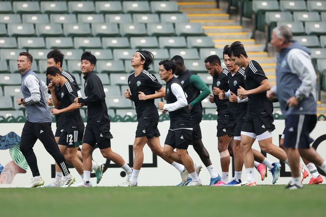 [사진] 홍콩 스타디움에서 훈련 중인 전북 현대 선수단과 단 페트레스쿠 감독 / 한국프로축구연맹 제공.