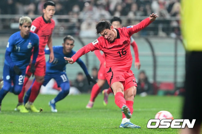 위르겐 클린스만 감독이 이끄는 대한민국 축구 대표팀과 싱가포르의 2026 북중미 월드컵 아시아 2차 예선 C조 1차전이 16일 서울 마포구 서울월드컵경기장에서 열렸다.후반 황의조가 대한민국이 4-0으로 페널티킥을 성공하고 있다. /cej@osen.co.kr