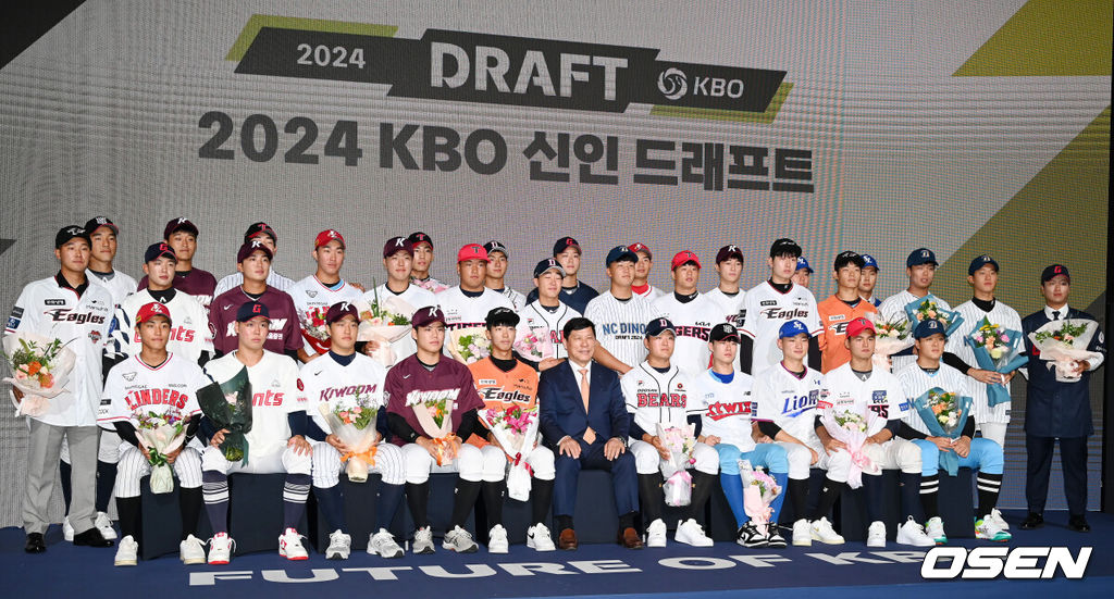   2024 KBO리그 신인드래프트가 14일 오후 서울 중구 소공동 웨스틴조선호텔에서 열렸다. 무대 위에서 단체 포토타임이 진행되고 있다. 2023.09.14 /rumi@osen.co.kr