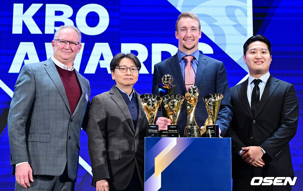 27일 오후 서울 중구 소공동 웨스틴조선호텔 그랜드볼룸에서 ‘2023 신한은행 SOL KBO 시상식’이 열렸다.이날 NC 다이노스 ‘에이스’ 노릇을 한 외국인 투수 에릭 페디가 2023년 KBO리그 MVP로 뽑혔다. 신인상에는 한화 문동주.MVP를 수상한 NC 페디가 아버지 스캇 페디, 임선남 단장, 한동희 통역과 기념 촬영을 하고 있다. 2023.11.27 / jpnews.osen.co.kr