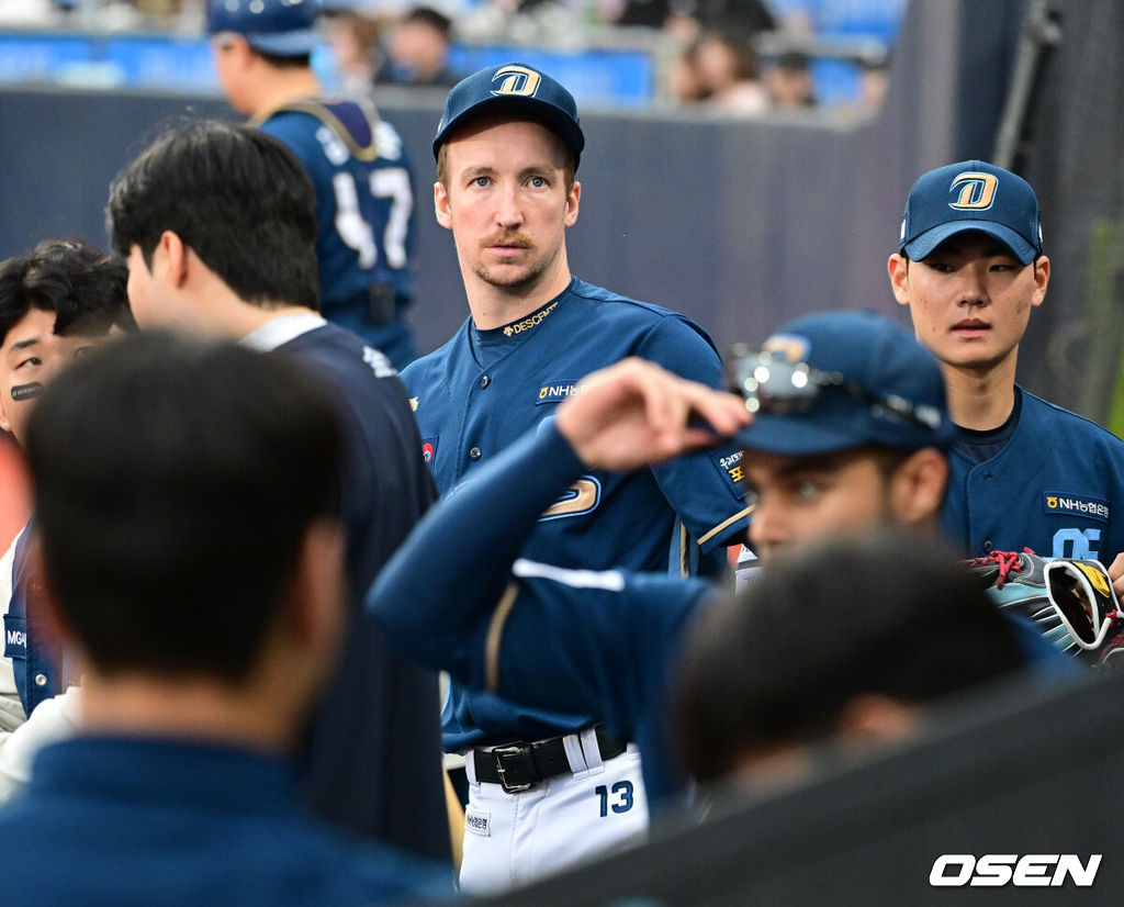 5일 오후 수원 KT위즈파크에서 ‘2023 신한은행 SOL KBO 포스트시즌 플레이오프’ 5차전 KT 위즈와 NC 다이노스의 경기가 열렸다. 8회 공수교대에 NC 페디가 동료선수들을 격려하고 있다. 2023.11.05 /jpnews@osen.co.kr