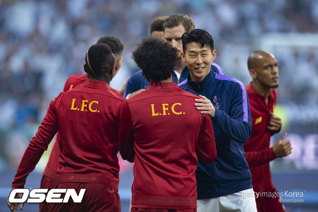 MADRID, SPAIN - JUNE 01: Heung-Min Son of Tottenham Hotspur shakes hands with Mohamed Salah of Liverpool before the UEFA Champions League Final between Tottenham Hotspur and Liverpool at Estadio Wanda Metropolitano on June 1, 2019 in Madrid, Spain. (Photo by Visionhaus/Getty Images) *** Local Caption *** Heung-Min Son