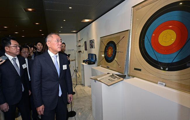 정의선 현대차그룹 회장(대한양궁협회장)이 '2023 한국 양궁 60주년 기념 행사장'에서 한국 양궁의 역사가 담긴 전시물들을 둘러보고 있다. 