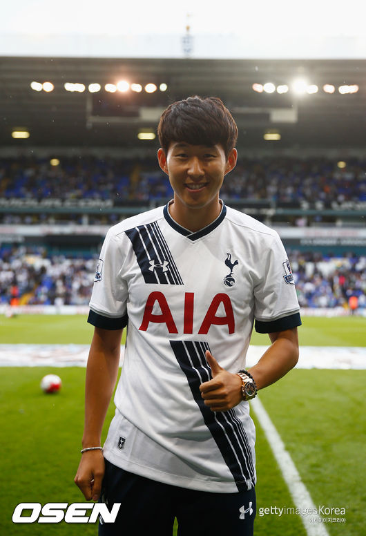 during the Barclays Premier League match between Tottenham Hotspur and Everton at White Hart Lane on August 29, 2015 in London, England.