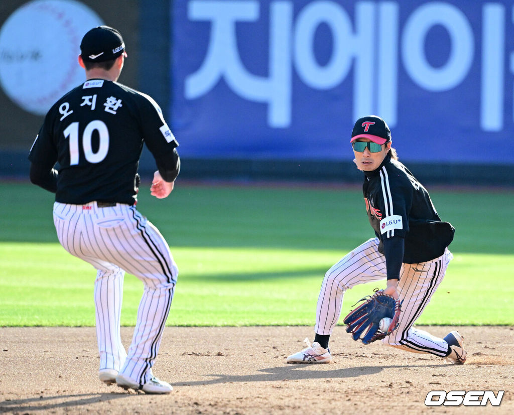 ‘2023 신한은행 SOL KBO 포스트시즌 한국시리즈’ 4차전 KT 위즈와 LG 트윈스의 경기가 열렸다.5회말 1사 1루에서 LG 신민재가 KT 정준영의 2루땅볼을 잡아 글러브 토스를 시도하고 있다. 2023.11.11 /jpnews@osen.co.kr