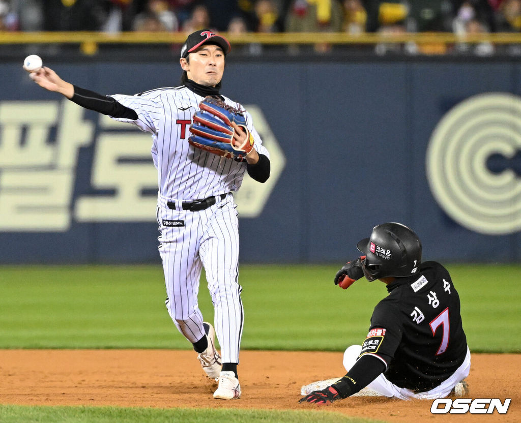 2023 KBO 프로야구 포스트시즌 한국시리즈 5차전 LG 트윈스와 KT 위즈의 경기가 열렸다.5회초 무사 1,2루에서 LG 신민재가 KT 김상수를 포스아웃 처리하고 있다. 2023.11.13 /sunday@osen.co.kr