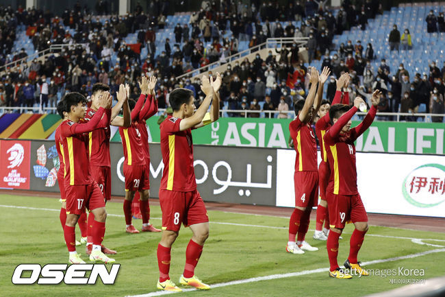 HANOI, VIETNAM -  FEBRUARY 01: Vietnam’s team reacts after the FIFA World Cup Asian Qualifier final round Group B match between Vietnam and China at My Dinh National stadium on February 01, 2022 in Hanoi, Vietnam. (Photo by Minh Hoang/Getty Images)