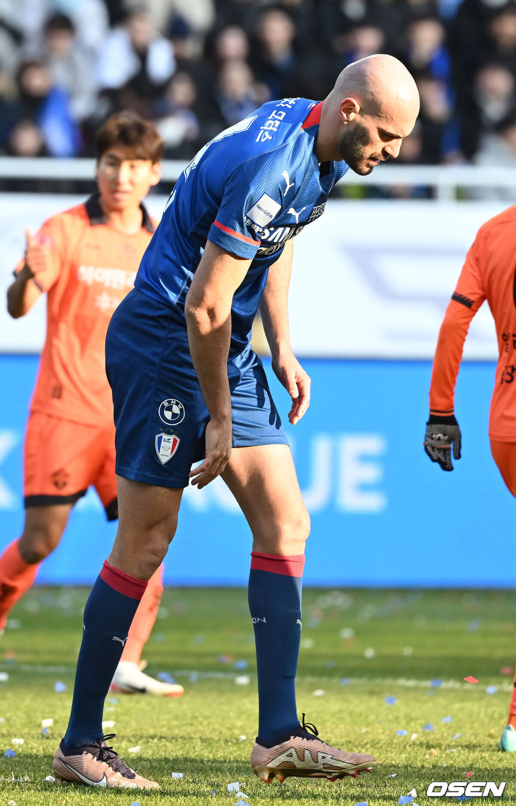 2일 오후 경기도 수원월드컵경기장에서 '프로축구 하나원큐 K리그1 2023' 수원 삼성과 강원FC의 경기가 열렸다. 후반 수원 뮬리치가 슛에 실패한 뒤 아쉬워하고 있다. 2023.12.02 / ksl0919@osen.co.kr