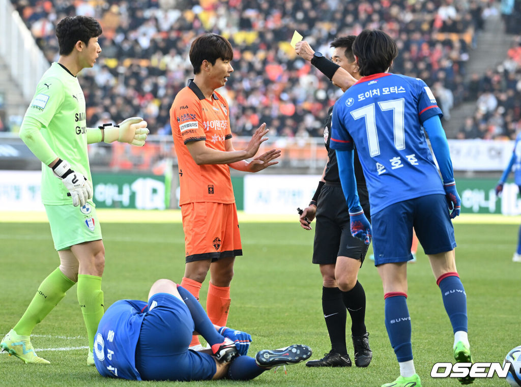 2일 오후 경기도 수원월드컵경기장에서 '프로축구 하나원큐 K리그1 2023' 수원 삼성과 강원FC의 경기가 열렸다. 전반 강원 윤일록이 거친 파울로 옐로우 카드를 받고 있다. 2023.12.02 / ksl0919@osen.co.kr