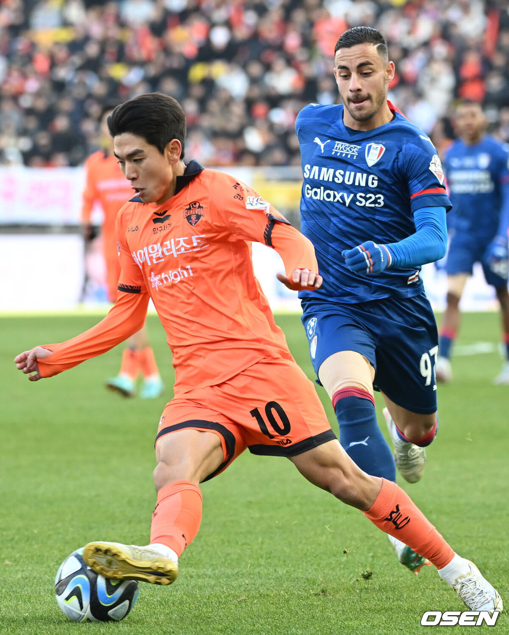 2일 오후 경기도 수원월드컵경기장에서 '프로축구 하나원큐 K리그1 2023' 수원 삼성과 강원FC의 경기가 열렸다. 전반 강원 김대원이 드리블을 하고 있다. 2023.12.02 / ksl0919@osen.co.kr