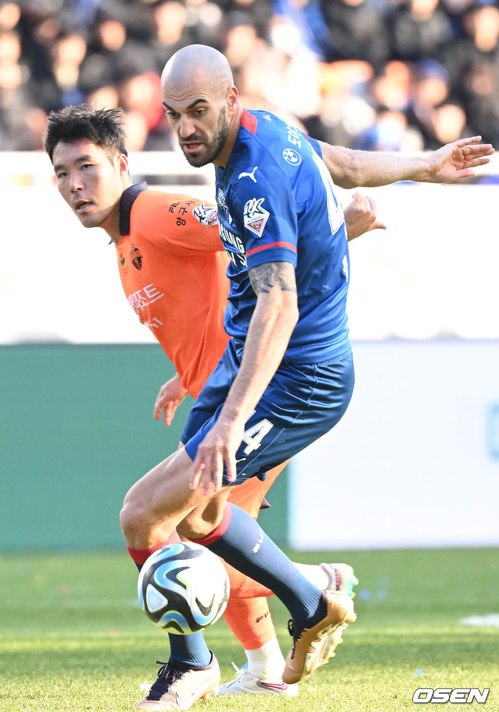 2일 오후 경기도 수원월드컵경기장에서 '프로축구 하나원큐 K리그1 2023' 수원 삼성과 강원FC의 경기가 열렸다. 후반 수원 뮬리치가 드리블을 하고 있다. 2023.12.02 / ksl0919@osen.co.kr