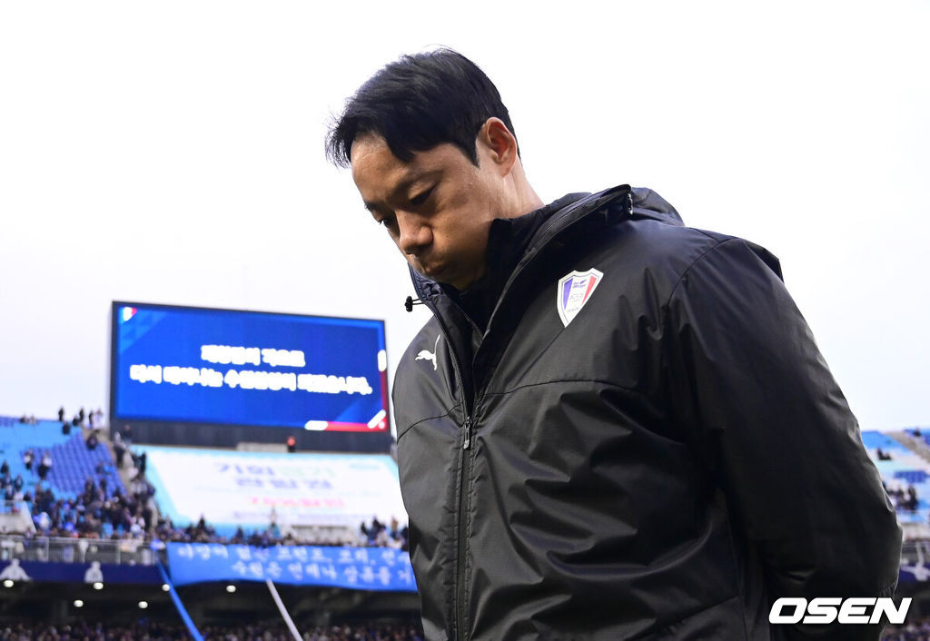 수원 삼성이 결국 최하위 탈출에 실패했다. 창단 28년 만에 역사상 처음으로 강등됐다.수원 삼성은 2일 오후 2시 수원월드컵경기장에서 열린 하나원큐 K리그1 2023 38라운드 파이널 B 최종전에서 강원 FC와 0-0으로 비겼다. 같은 시각 수원종합운동장에서는 수원FC가 제주 유나이티드와 1-1로 비겼다.경기 종료 후 수원 염기훈 감독 대행이 아쉬워하고 있다. 2023.12.02 / ksl0919@osen.co.kr