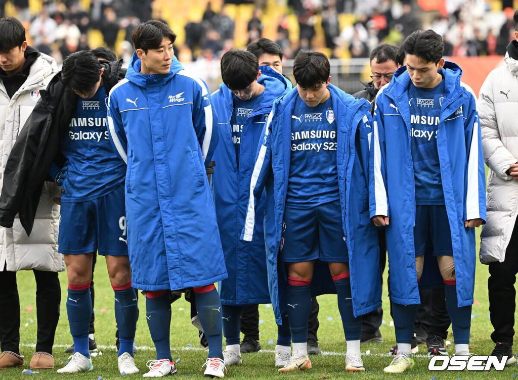 수원 삼성이 결국 최하위 탈출에 실패했다. 창단 28년 만에 역사상 처음으로 강등됐다.수원 삼성은 2일 오후 2시 수원월드컵경기장에서 열린 하나원큐 K리그1 2023 38라운드 파이널 B 최종전에서 강원 FC와 0-0으로 비겼다. 같은 시각 수원종합운동장에서는 수원FC가 제주 유나이티드와 1-1로 비겼다.경기 종료 후 수원삼성 선수들이 관중에게 인사를 하고 있다.  2023.12.02 / ksl0919@osen.co.kr