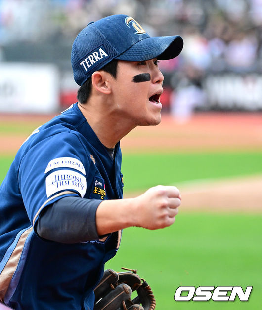 5일 오후 수원 KT위즈파크에서 ‘2023 신한은행 SOL KBO 포스트시즌 플레이오프’ 5차전 KT 위즈와 NC 다이노스의 경기가 열렸다.4회말 2사에서 NC 서호철이 KT 알포드의 3루 라인드라이브 타구를 처리하며 포효하고 있다. /jpnews@osen.co.kr