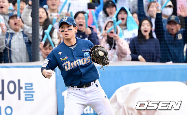 5일 오후 수원 KT위즈파크에서 ‘2023 신한은행 SOL KBO 포스트시즌 플레이오프’ 5차전 KT 위즈와 NC 다이노스의 경기가 열렸다.4회말 2사 주자없는 상황 KT 알포드의 직선타를 처리한 NC 3루수 서호철이 더그아웃으로 향하고 있다. / dreamer@osen.co.kr