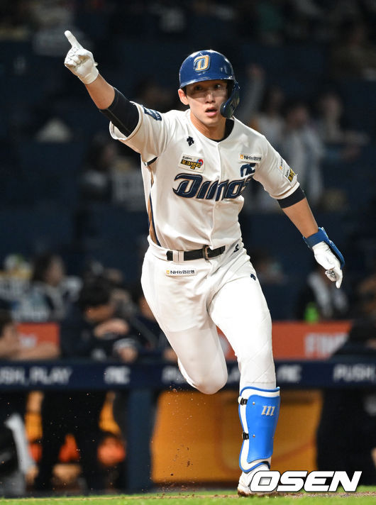 19일 오후 창원NC파크에서 ‘2023 KBO 포스트시즌 와일드카드 결정전 1차전 두산 베어스와 NC 다이노스의 경기가 열렸다.4회말 2사 만루에서 NC 서호철이 좌월 만루 홈런을 치고 환호하고 있다./sunday@osen.co.kr