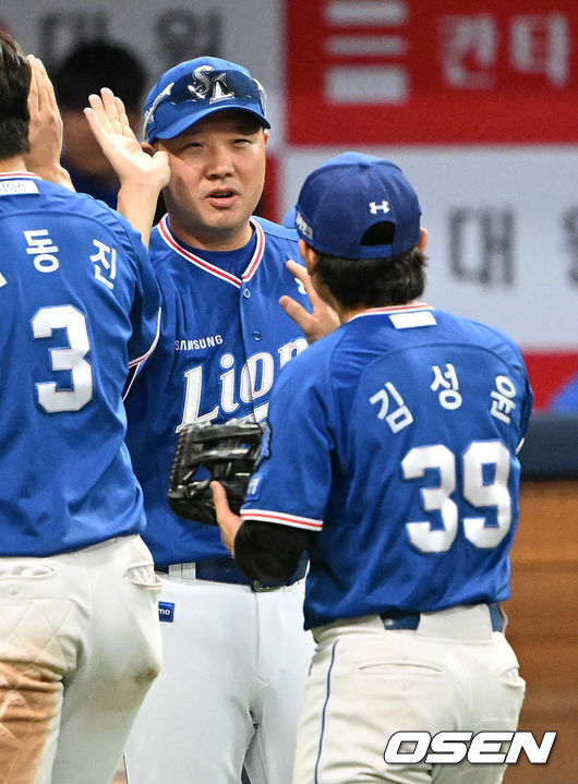 삼성이 키움을 꺾고 2연승을 이어갔다. 삼성은 29일 서울 고척 스카이돔에서 열린 2023 KBO리그 키움과의 경기에서 11안타를 터뜨리며 7-2로 승리했다.경기 종료 후 삼성 박진만 감독이 김성윤과 승리의 기쁨을 나누고 있다. 2023.07.29 /sunday@osen.co.kr