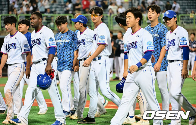 삼성 라이온즈 선수들이 두산 베어스에 4-7로 패한 후 팬들에게 인사를 한 후 들어가고 있다. 2023.07.05 / foto0307@osen.co.kr