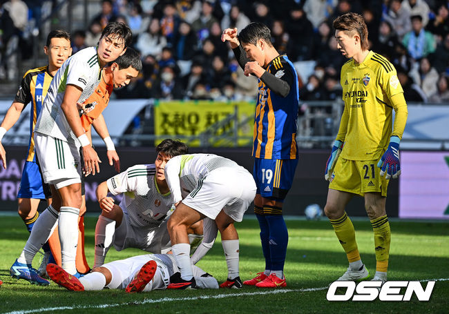 전북 현대 홍정호가 울산 현대 조현우 골키퍼와 충돌해 쓰러져 있다. 2023.12.03 / foto0307@osen.co.kr