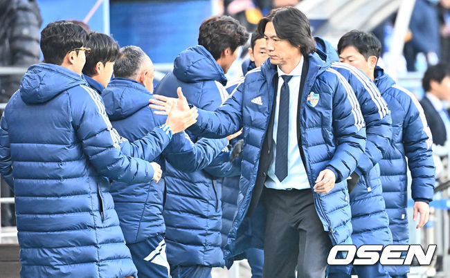 울산 현대 홍명보 감독이 1-0으로 승리한 후 코치진과 하이파이브를 하고 있다. 2023.12.03 / foto0307@osen.co.kr