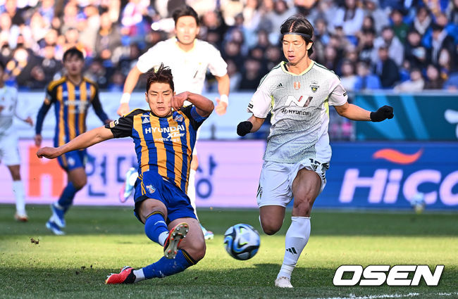 울산 현대 주민규가 전북 현대 구자룡의 마크를 피해 슛을 시도하고 있다. 2023.12.03 / foto0307@osen.co.kr