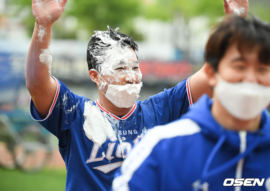 25일 광주기아챔피언스필드에서 '2021 신한은행 SOL KBO 리그' KIA 타이거즈와 삼성 라이온즈의 경기가 진행됐다.KBO 통산 300세이브 거둔 오승환이 동료들에게 생크림 축하 테러를 받은뒤 팬들에게 인사를 하고 있다. / soul1014@osen.co.kr