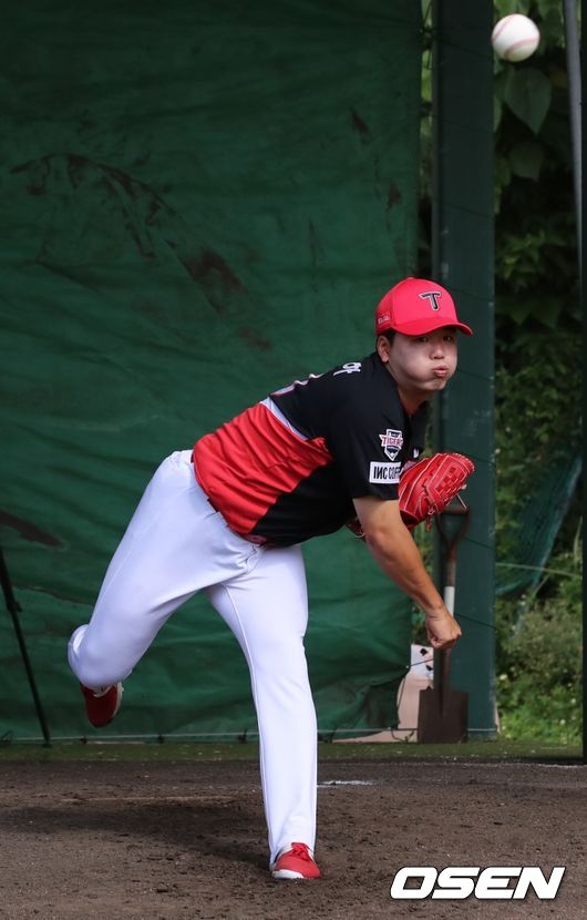 황동하가 오키나와 마무리캠프에서 피칭을 하고 있다. /KIA 타이거즈 제공