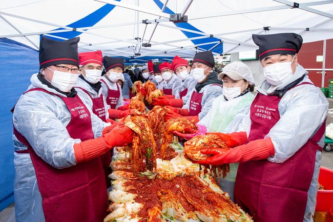 왼쪽 맨 앞부터 일본 토요타자동차 본사의 동아시아ㆍ오세아니아부 총괄 아모 미츠히로 부장, 왼쪽 두 번째 주제주일본국총영사관 다케다 가쯔토시 총영사, 왼쪽 세 번재 서울시사회복지협의회 김현훈 회장, 오른쪽 맨 앞 한국토요타자동차 콘야마 마나부 대표이사 사장, 오른쪽 두 번째 자원봉사자분, 오른쪽 세 번째 일본 토요타자동차 본사의 동아시아ㆍ오세아니아부 나가후치 슈이치 그룹장, 오른쪽 네 번째 한국토요타자동차 이병진 상무.