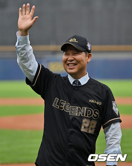 KBO 40주년 레전드 이만수 전 감독이 시상식에서 팬들에게 인사를 하고 있다. 2022.07.30 / foto0307@osen.co.kr