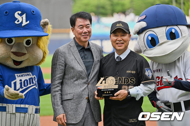 KBO 40주년 레전드 이만수 전 감독이 시상식을 갖고 김시진 경기 감독관과 기념촬영을 하고 있다. 2022.07.30 / foto0307@osen.co.kr