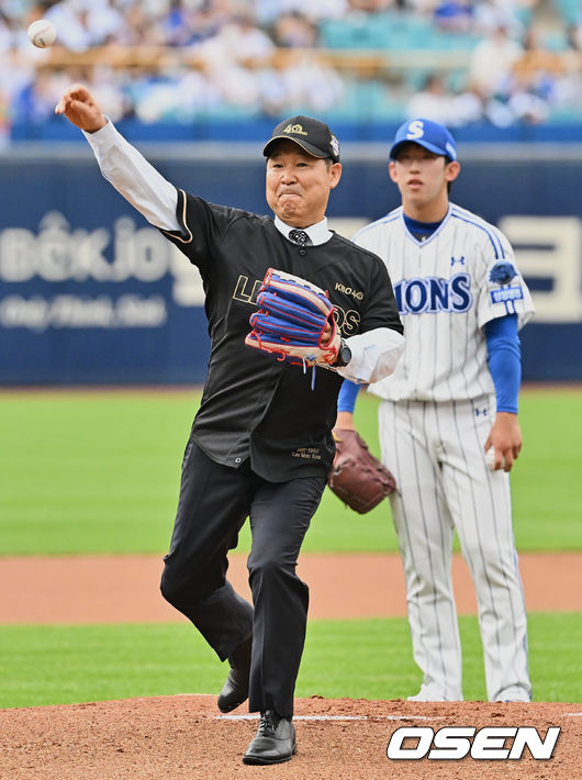 KBO 40주년 레전드 이만수 전 감독이 시구를 하고 있다. 2022.07.30 / foto0307@osen.co.kr