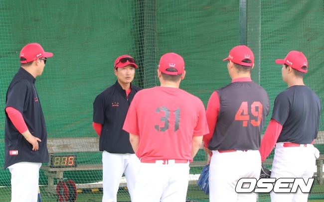 정재훈 코치가 오키나와 마무리캠프에서 투수들과 이야기를 나누고 있다./KIA 타이거즈 제공