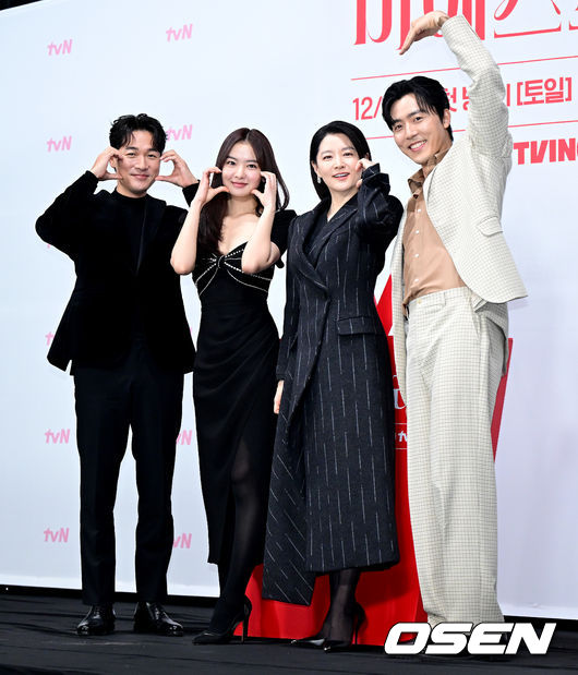 6일 오전 서울 신도림 라마다 호텔에서 tvN 드라마 '마에스트라' 제작발표회가 열렸다.'마에스트라'는 전 세계 단 5%뿐인 여성 지휘자 마에스트라 천재 혹은 전설이라 불리는 차세음(이영애 분)이 자신의 비밀을 감춘 채 오케스트라를 둘러싼 사건의 진실을 찾아가는 미스터리 드라마다.배우 김영재, 황보름별, 이영애, 이무생(왼쪽부터)가 포토타임을 하고 있다. 2023.12.06 / dreamer@osen.co.kr