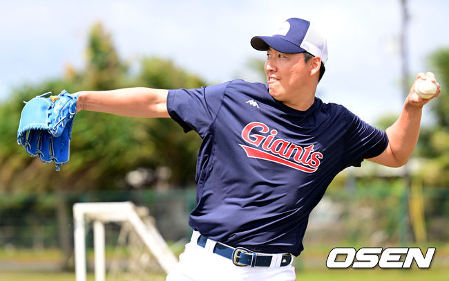 4일 오후(현지시간) 괌 데데도 스포츠 컴플랙스(Dededo Sports Complex)에서 롯데 자이언츠의 2023시즌 스프링캠프가 진행됐다.롯데는 이번 시즌 FA 시장에서 유강남(4년 80억 원), 노진혁(4년 50억 원), 한현희(3+1년 40억 원)를 영입했고 방출선수 시장에서도 투수 김상수, 윤명준, 차우찬, 포수 이정훈, 외야수 안권수 등을 영입, 뎁스를 대폭 확충했다. 롯데 차우찬이 캐치볼 훈련을 하고 있다. 2023.02.04 /ksl0919@osen.co.kr