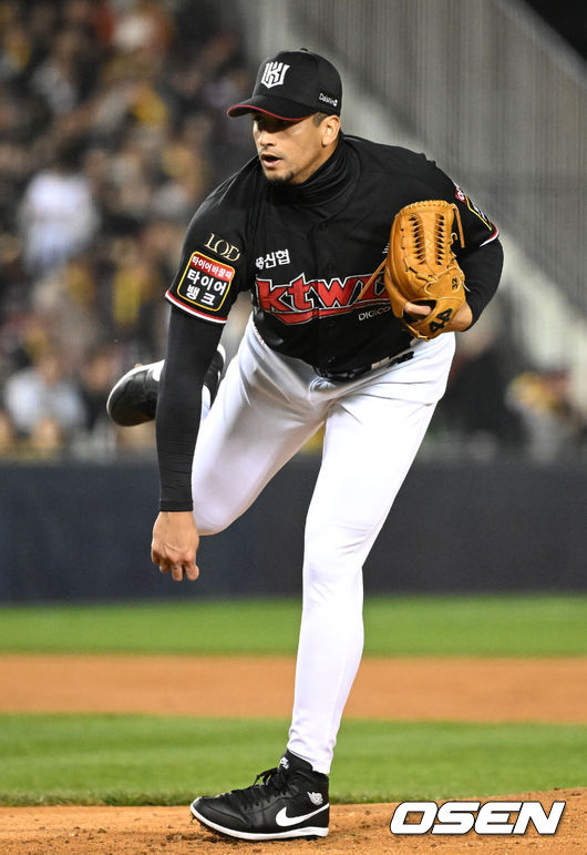 8일 오후 서울 잠실야구장에서 2023 KBO 프로야구 포스트시즌 한국시리즈 2차전 LG 트윈스와 KT 위즈의 경기가 열렸다.1회말 무사에서 KT 선발투수 쿠에바스가 역투하고 있다. 2023.11.08 /sunday@osen.co.kr