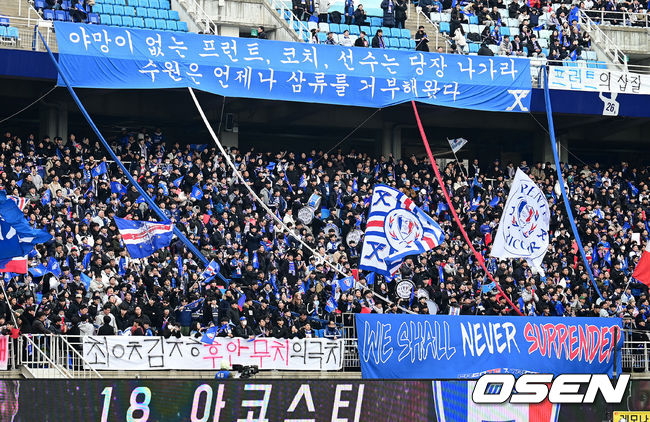 2일 오후 경기도 수원월드컵경기장에서 '프로축구 하나원큐 K리그1 2023' 수원 삼성와 강원FC 경기가 열렸다. 경기 시작에 앞서 경기장을 찾은 관중들이 열띤 응원을 펼치고 있다. 2023.12.02 / ksl0919@osen.co.kr