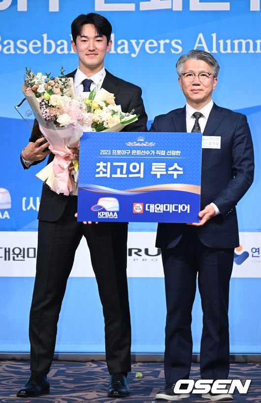 7일 오후 서울 강남구 호텔리베라에서 제11회 2023 한국프로야구 은퇴선수의 날 시상식이 열렸다.KT 고영표가 최고의 투수상을 수상한 뒤 기념촬영을 하고 있다. 2023.12.07 /ksl0919@osen.co.kr