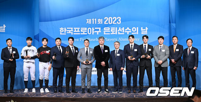 7일 오후 서울 강남구 호텔리베라에서 제11회 2023 한국프로야구 은퇴선수의 날 시상식이 열렸다.시상자 및 수상자들이 기념촬영을 하고 있다. 2023.12.07 /ksl0919@osen.co.kr