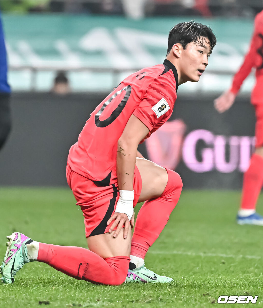 '닥공 축구'가 통했다. 한국이 싱가포르의 두 줄 수비를 깨부수고 6만여 홈팬들 앞에서 골 폭죽을 터트렸다.위르겐 클린스만 감독이 이끄는 한국 축구대표팀은 16일 오후 8시 서울월드컵경기장에서 열린 2026 국제축구연맹(FIFA) 북중미 월드컵 아시아지역 2차 예선 1차전에서 싱가포르를 5-0으로 대파했다.후반 오현규가 골찬스 놓친뒤 아쉬워하고 있다. . 2023.11.16 / soul1014@osen.co.kr